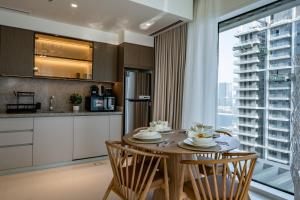 Homes Beyond l Relaxing 1BR Oasis with Beach Access