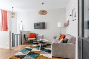 Lounge in a cosy apartment on Canal Saint-Martin