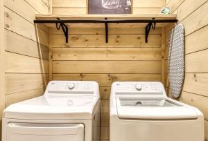 Blue Heaven, Private Pool, Game Room, Hot Tub, Theater room, Pickleball Court, WIFI!!!