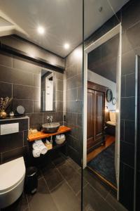 Deluxe Queen Suite room in 1637: Historic Canal View Suites