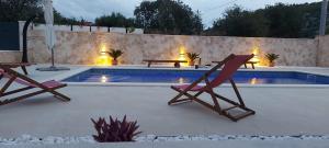 CHARMY LUNA holiday house with swimming pool