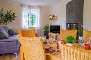 Dahem-Apartments - ruhig Parkplatz Rhein Main Gebiet gut erreichbar - 3 Apartments - barrierefrei mit Garten und Hund auf Anfrage -- 2 SZ Maisonette mit Balkon, -- 2 SZ mit Balkon