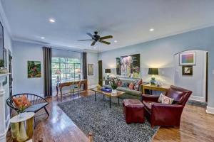 Elegant 2BR with Covered Patio