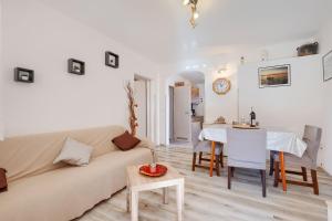 Bezauberndes Apartment mit beheiztem Privatpool, Grill, Babybett, Grill, WiFi