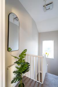 2 Bed Mid-Terrace House with Free Parking