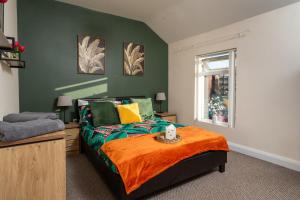 2 Bed Mid-Terrace House with Free Parking