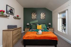 2 Bed Mid-Terrace House with Free Parking