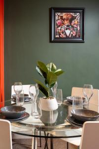 2 Bed Mid-Terrace House with Free Parking