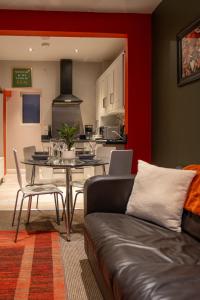 2 Bed Mid-Terrace House with Free Parking