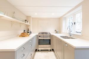 Charming cottage in the old town by Keepers Cottages