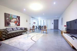 Cozy 2-Bedroom behind West Hills Mall