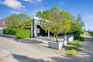 Beautiful And Well-Designed Holiday Home With Sea View, Spacious Terraces And Spa Just 200 Metres From The Child-Friendly Femmøller Beach And Close