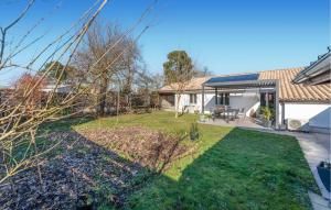 Maisons de vacances 2 Bedroom Awesome Home In Merignac : photos des chambres