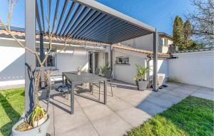 Maisons de vacances 2 Bedroom Awesome Home In Merignac : photos des chambres