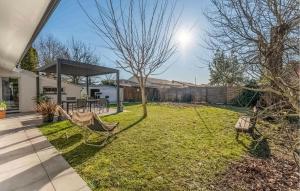 Maisons de vacances 2 Bedroom Awesome Home In Merignac : photos des chambres