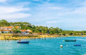 Maisons de vacances 2 Bedroom Awesome Home In Merignac : photos des chambres