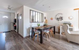 Maisons de vacances 2 Bedroom Awesome Home In Merignac : photos des chambres