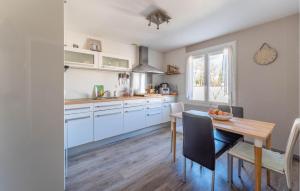 Maisons de vacances 2 Bedroom Awesome Home In Merignac : photos des chambres