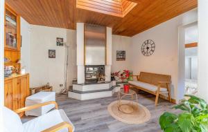 Maisons de vacances 2 Bedroom Awesome Home In Merignac : photos des chambres