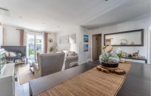 Maisons de vacances 2 Bedroom Awesome Home In Merignac : photos des chambres