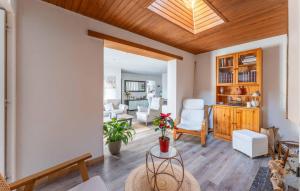 Maisons de vacances 2 Bedroom Awesome Home In Merignac : photos des chambres