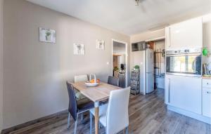 Maisons de vacances 2 Bedroom Awesome Home In Merignac : photos des chambres