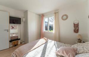 Maisons de vacances 2 Bedroom Awesome Home In Merignac : photos des chambres