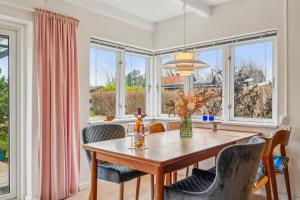 Cosy Holiday Home With Modern Facilities, Large Terraces, Shelter And Outdoor Shower Just 200 Metres From Skødshoved Beach And The Marina