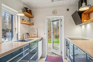 Cosy Holiday Home With Modern Facilities, Large Terraces, Shelter And Outdoor Shower Just 200 Metres From Skødshoved Beach And The Marina