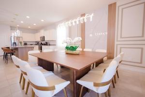 Lakeview 8BR Pool Spa Themed Rooms-Windsor West