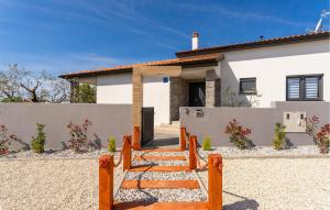 Gorgeous Home In Jursici With Wifi