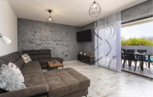 Gorgeous Home In Jursici With Wifi