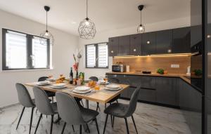 Gorgeous Home In Jursici With Wifi