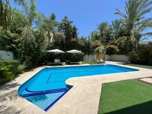 Elegant 5BR Haven with Sparkling Pool Serene Garden Oasis - Jisr ez Zarqā