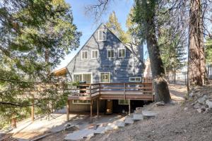 Spacious Family Home with Deck in Lake Arrowhead!