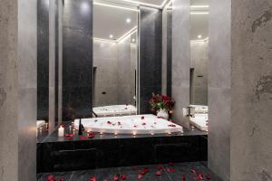 Royal jacuzzi apartment on Kostyushka 16