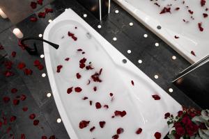 Royal jacuzzi apartment on Kostyushka 16