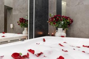 Royal jacuzzi apartment on Kostyushka 16