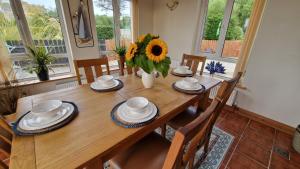 5 Bed House - Sleeps 13 - Pets - Garden - Parking