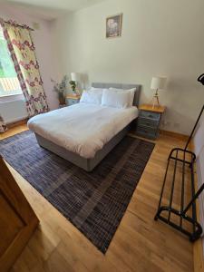 5 Bed House - Sleeps 13 - Pets - Garden - Parking