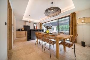 Stone villa with heated pool in Gordes