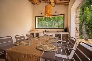 Stone villa with heated pool in Gordes