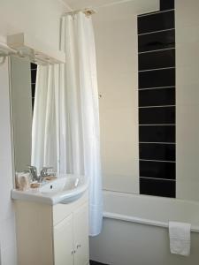 Hotels Hotel de la Plage : photos des chambres