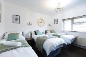 Leeds 3-Bedroom Retreat with Free WiFi and Parking - Ideal for Family and Contractors - Knowsthorpe