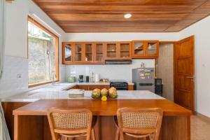 Casalola - 10 Min to Beach, Vast Villa with Pool & Garden View