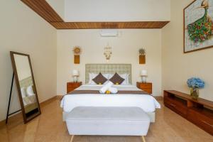 Casalola - 10 Min to Beach, Vast Villa with Pool & Garden View