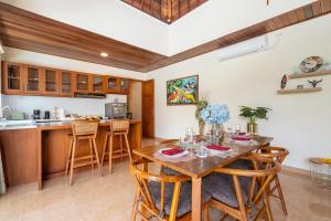 Casalola - 10 Min to Beach, Vast Villa with Pool & Garden View