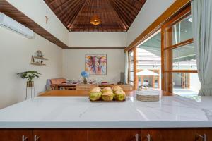 Casalola - 10 Min to Beach, Vast Villa with Pool & Garden View