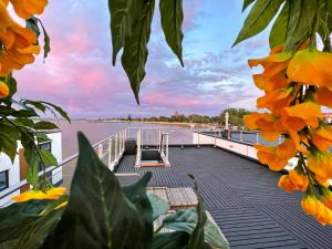 Floating Hideaway- Coco de Mer