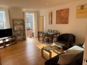 Central, modern and peaceful, lovely Cathedral views, two-bed apartment with 40" smart TV & free onsite parking